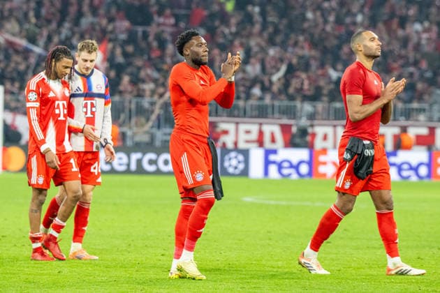 Victory celebration 3 1 round trip of the FC Bayern Muenchen team, passing the fans, with a beaming, Michael Olise 17 FC Bayern Muenchen , Josip Stanisic 44 FC Bayern Muenchen , Alphonso Davies 19 FC Bayern Muenchen , Jonathan Tah 4 FC Bayern Muenchen , FC Bayern Muenchen vs Sporting Clube de Portugal, Football, UEFA Champions League, Matchday 6, 09 12 2025 DFB regulations prohibit any use of photographs as image sequences and or quasi video Muenchen Bayern Germany Copyright: xkolbert-press UlrichxGamelx