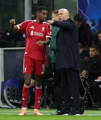 Liverpool manager Arne Slot gives instructions to Alexander Isak of Liverpool Inter Milan v Liverpool, UEFA Champions League, Group Stage, Football, San Siro Stadium, Milan, Italy- 09 Dec 2025Milan San Siro Italy EDITORIAL USE ONLY No use with unauthorised audio, video, data, fixture lists, club league logos or live services. Online in-match use limited to 120 images, no video emulation. No use in betting, games or single club league player publications. Copyright: xKieranxMcManus Shutterstockx 16009887x