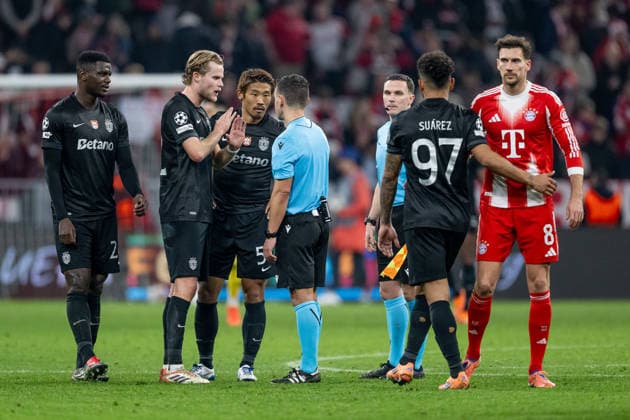 Morten Hjulmand Sporting Lisbon, 42 and Hidemasa Morita Sporting Lisbon, 5 discuss with Nicholas Walsh Referee Referee, Scotland Scotland after the match, right Luis Suarez Sporting Lisbon, 97 and Leon Goretzka FC Bayern Muenchen, 8 GER, FC Bayern Muenchen vs Sporting Lisbon SCP, Football, Champions League, League Phase 6 Matchday, Season 2025 2026, 09 12 2025 DFL DFB REGULATIONS PROHIBIT ANY USE OF PHOTOGRAPHS as IMAGE SEQUENCES and or QUASI VIDEO GER, FC Bayern Muenchen vs Sporting Lisbon SCP, Football, Champions League, League Phase 6 Matchday, Season 2025 2026, 09 12 2025 Muenchen Copyright: xEibner-Pressefoto HeikexFeinerx EP_HFR