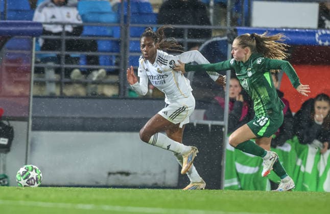 ESP, Madrid, Real Madrid vs VfL Wolfsburg, WomenÂs Champions League, Football, UEFA, Season 2025 2026, Alfredo di Stefano, 5 Matchday in picture v l Naomie Feller Real Madrid 20 , Janou Levels VfL Wolfsburg 15 DFB DFL REGULATIONS PROHIBIT ANY USE OF PHOTOGRAPHS AS IMAGE SEQUENCES AND OR QUASI VIDEO, 09 12 2025 Copyright: HMBxMedia HendrikxHamelau