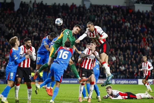 Fußball, CL, PSV Eindhoven - Atletico Madrid EINDHOVEN , 09-12-2025 , Philips Stadium , season 2025 2026 , Champions League football, League phase , Matchday 6 , match between PSV and Atletico Madrid , picture shows PSV player Armando Obispo and PSV goalkeeper Matej Kovar PSV - Atletico Madrid x200085856x Copyright: