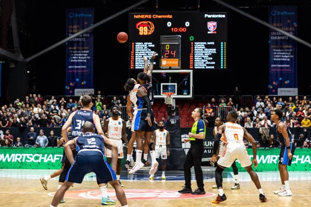 GER, BKT EuroCup, Season 2025 2026, Niners Chemnitz Panionios Cosmorama Travel Athens 09 12 2025, Messe, Chemnitz, GER, BKT EuroCup, Season 2025 2026, Niners Chemnitz Panionios Cosmorama Travel Athens Tipp off, Kevin Yebo Niners Chemnitz, 0 , Nate Watson Panionios Cosmorama Travel Athens 0 Foto Alexander Trienitz Chemnitz Messe Sachsen Germany