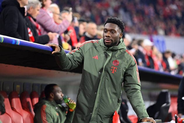 Alphonso DAVIES Bayern Muenchen , action,single picture,cropped single motif,half figure,half figure reserve bench,substitute bench,substitute player,reserve player,bench,substitute player Football Champions League,season 2025 26, league phase FC Bayern Muenchen Sporting CP 3 1 on 09 12 2025 A L L I A N Z A R E N A