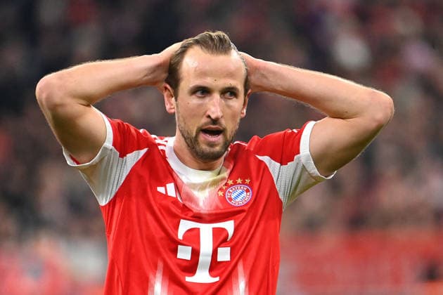 Harry KANE Bayern Muenchen Disappointment,frustration,disappointed,frustrated,dejected,action,single image,cropped single motif,half figure,half figure Football Champions League,season 2025 26, league phase FC Bayern Muenchen Sporting CP 3 1 on 09 12 2025 A L L I A N Z A R E N A