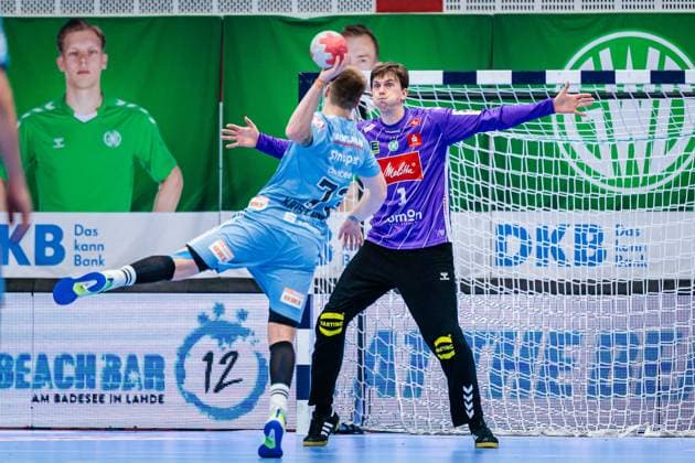 f l Viggo Kristjansson HC Erlangen, 73 , Malte Semisch GWD Minden, 01 at the 7-meter throw GER, GWD Minden vs HC Erlangen, Handball, 1 Bundesliga, Matchday 16, Season 2025 2026, 10 12 2025 GER, GWD Minden vs HC Erlangen, Handball, 1 Bundesliga, Matchday 16, Season 2025 2026, 10 12 2025 Luebbecke Copyright: xEibner-Pressefoto JanxRollingerx EP_JSK