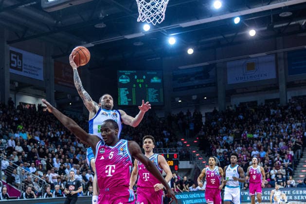 William Christmas Frankfurt Skyliners, 08 am Korb vs Tylan Birts Telekom Baskets Bonn, 05 , Telekom Baskets Bonn vs Frankfurt Skyliners, Basketball, easy Credit BBL, 11 Matchday, 2025 2026, 10 12 2025 Telekom Baskets Bonn vs Frankfurt Skyliners, Basketball, easy Credit BBL, 11 Matchday, 2025 2026, 10 12 2025 Bonn Copyright: xEibner-Pressefoto GerhardxWingenderx EP_GWR