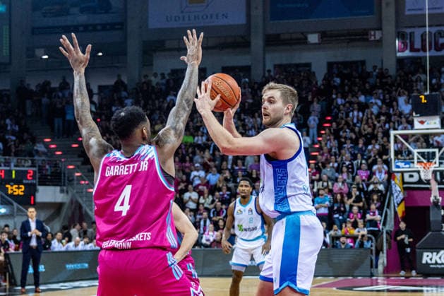 Former Bonn player Till Pape Frankfurt Skyliners, 19 vs Jeff Garrett Jr Telekom Baskets Bonn, 04 Telekom Baskets Bonn vs Frankfurt Skyliners, Basketball, easy Credit BBL, 11 Matchday, 2025 2026, 10 12 2025 Telekom Baskets Bonn vs Frankfurt Skyliners, Basketball, easy Credit BBL, 11 Matchday, 2025 2026, 10 12 2025 Bonn Copyright: xEibner-Pressefoto GerhardxWingenderx EP_GWR