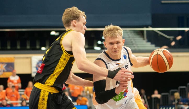 10 12 2025, Basketball, Men, FIBA Europe Cup, Season 2025 26, 2 Group stage, Group K, 1 Matchday, Rostock Seawolves Energa Trefi Sopot Åukasz Kolenda Rostock Seawolves, right against Kasper Suurorg Energa Trefi Sopot, left Rostock Stadthalle Mecklenburg Vorpommern Germany