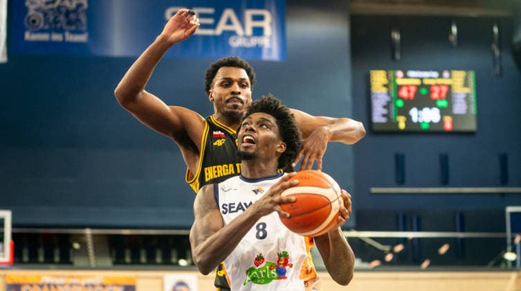 10 12 2025, Basketball, Men, FIBA Europe Cup, Season 2025 26, 2 Group Stage, Group K, 1 Matchday, Rostock Seawolves Energa Trefi Sopot DÂ Shawn Schwartz Rostock Seawolves, front against Raymond Cowels Energa Trefi Sopot, back Rostock Stadthalle Mecklenburg Vorpommern Germany