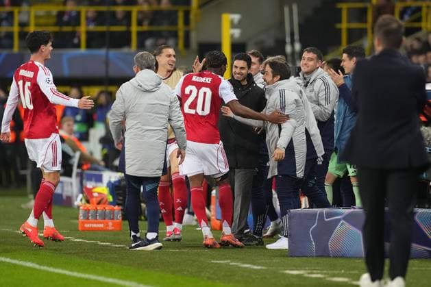 Noni Madueke of Arsenal is congratulated by Arsenal coach Mikel Arteta after he puts his side 1-0 ahead Club Brugge v Arsenal, UEFA Champions League, Group Stage, Football, Jan Breydel Stadium, Brugge, Belgium - 10 Dec 2025Brugge Jan Breydel Stadium Belgium EDITORIAL USE ONLY No use with unauthorised audio, video, data, fixture lists, club league logos or live services. Online in-match use limited to 120 images, no video emulation. No use in betting, games or single club league player publications. Copyright: xDavidxWinter Shutterstockx 16009951aq