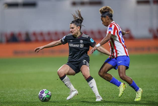 ESP, Madrid, Atletico Madrid vs FC Bayern Munich, Womens Champions League, Football, UEFA, Season 2025 2026, Centro Deportivo Wanda Alcala de Henares, 5 Matchday in picture v l Jovana Damnjanović Bayern Munich 9 , Luany Atlà tico Madrid 22 , Duel DFB DFL REGULATIONS PROHIBIT ANY USE OF PHOTOGRAPHS AS IMAGE SEQUENCES AND OR QUASI VIDEO, 10 12 2025 Copyright: HMBxMedia HendrikxHamelau