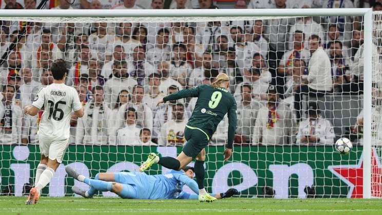 Shortly after scoring to make it 1-2, Erling Haaland of Manchester City has a one on on saved by Thibaut Courtois of Real Madrid Real Madrid v Manchester City, UEFA Champions League, Group Stage, Football, Bernabeu, Madrid, Spain - 10 Dec 2025Madrid Bernabeu Spain EDITORIAL USE ONLY No use with unauthorised audio, video, data, fixture lists, club league logos or live services. Online in-match use limited to 120 images, no video emulation. No use in betting, games or single club league player publications. Copyright: xKieranxMcManus Shutterstockx 16009961ap