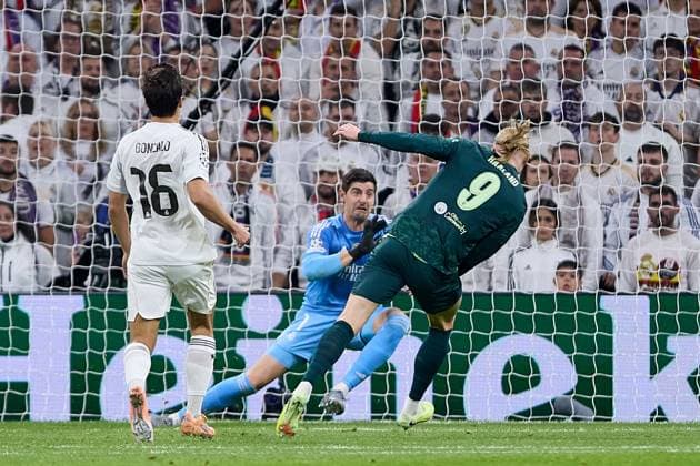 Thibaut Courtois of Real Madrid CF and Erling Haaland of Manchester City FC Real Madrid v Manchester City, UEFA Champions League, Football, Estadio Santiago Bernabeu, Madrid, Spain - 10 Dec 2025Madrid Estadio Santiago Bernabu Spain EDITORIAL USE ONLY No use with unauthorised audio, video, data, fixture lists, club league logos or live services. Online in-match use limited to 120 images, no video emulation. No use in betting, games or single club league player publications. Copyright: xRubenxAlbarran Shutterstockx 16073023az