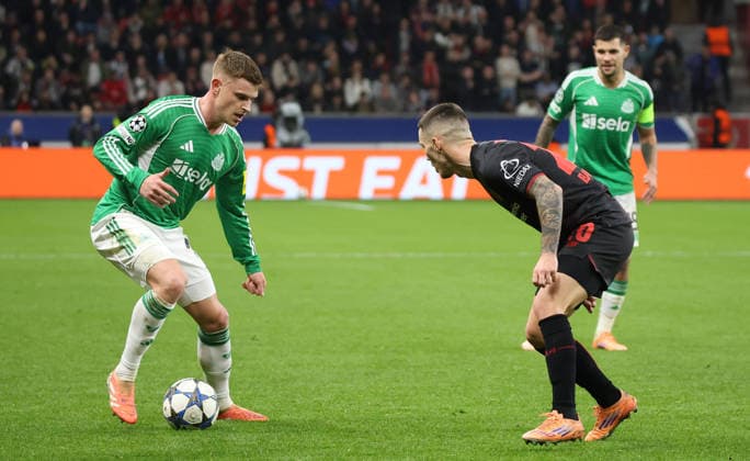 v l Harvey Barnes Newcastle United 11 , Alejandro Grimaldo Bayer Leverkusen, 20 , in the background another Newcastle GER player, Bayer 04 Leverkusen vs Newcastle United, Football, Champions League, Matchday 6, Season 2025 2026, 10 12 2025 GER, Bayer 04 Leverkusen vs Newcastle United, Football, Champions League, Matchday 6, Season 2025 2026, 10 12 2025 Leverkusen Copyright: xEibner-Pressefotox xThomasxStoecx EP_TSR