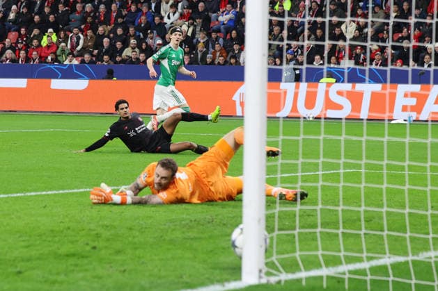 GER, UEFA CL, matchday 6, league phase, Bayer 04 Leverkusen GER vs Newcastle United ENG , 10 12 2025, BayArena, Leverkusen, GER, UEFA CL, matchday 6, league phase, Bayer 04 Leverkusen GER vs Newcastle United ENG , , in the picture the shot of Anthony Gordon Newcastle United 10 , just hits the post nordphotoxGmbHx xMeuter nph00351