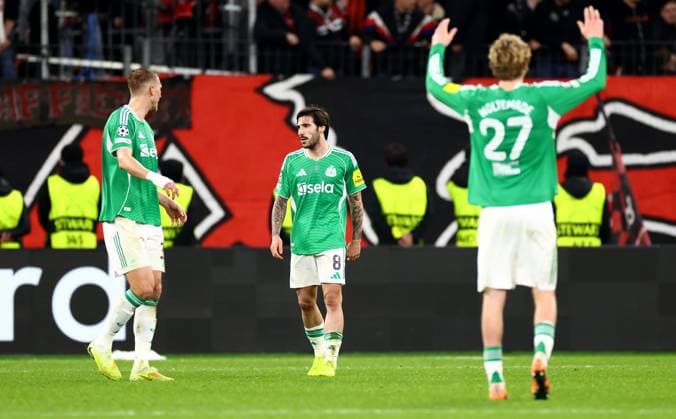 Sandro Tonali of Newcastle United and team mates look dejected. Bayer 04 Leverkusen v Newcastle United, UEFA Champions League, Group Stage, Football, BayArena, Leverkusen, Germany - 10 Dec 2025Leverkusen BayArena Germany EDITORIAL USE ONLY No use with unauthorised audio, video, data, fixture lists, club league logos or live services. Online in-match use limited to 120 images, no video emulation. No use in betting, games or single club league player publications. Copyright: xJamesxMarsh Shutterstockx 16009926cf