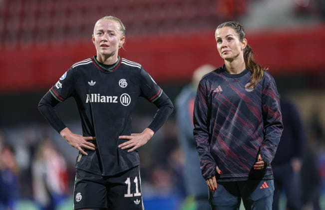 ESP, Madrid, Atletico Madrid vs FC Bayern Munich, WomenÂs Champions League, Football, UEFA, 2025 2026 season, Centro Deportivo Wanda Alcala de Henares, Matchday 5 in the picture Disappointment and frustration at FC Bayern Munich Women after the 2 2 after goals in Madrid against Atletico, Lea Schüller Bayern Munich 11 , Tuva Hansen Bayern Munich 6 DFB DFL REGULATIONS PROHIBIT ANY USE OF PHOTOGRAPHS AS IMAGE SEQUENCES AND OR QUASI VIDEO, 10 12 2025 Copyright: HMBxMedia HendrikxHamelau