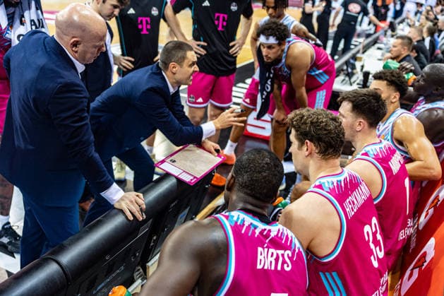 Marko Stankovic Telekom Baskets Bonn, Head Coach takes a time-out Telekom Baskets Bonn vs Frankfurt Skyliners, Basketball, easy Credit BBL, Matchday 11, 2025 2026, 10 12 2025 Telekom Baskets Bonn vs Frankfurt Skyliners, Basketball, easy Credit BBL, Matchday 11, 2025 2026, 10 12 2025 Bonn Copyright: xEibner-Pressefoto GerhardxWingenderx EP_GWR