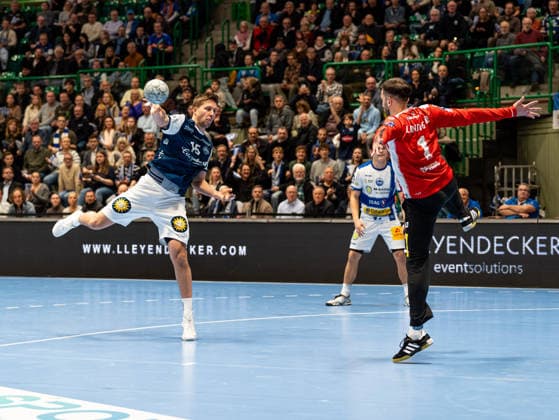 Lars Mitchell Kooij Bergischer HC, 15 at the goal throw against Matija Spikic ThSV Eisenach, 01 Bergischer HC vs ThSV Eisenach, Handball, 1 Bundesliga, Matchday 16, Season 2025 2026, 11 12 2025 Bergischer HC vs ThSV Eisenach, Handball, 1 Bundesliga, Matchday 16, Season 2025 2026, 11 12 2025 Wuppertal Copyright: xEibner-Pressefoto DamianxKruczynx EP_DKI