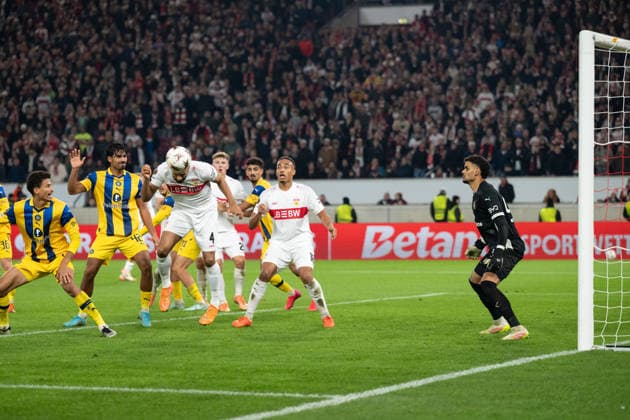 Goal for 4 1 by Josha Vagnoman VfB Stuttgart, 04 Header r Roi Mishpati Maccabi Tel Aviv, 90 GER, VfB Stuttgart vs Maccabi Tel Aviv, Football, UEFA Europa League, Men, Matchday 6, 2025 2026 season, 11 12 2025, GER, VfB Stuttgart vs Maccabi Tel Aviv, Football, UEFA Europa League, Men, Matchday 6, 2025 2026 season, 11 12 2025 Stuttgart Copyright: xEibner-Pressefoto WolfgangxFrankx EP_WFK