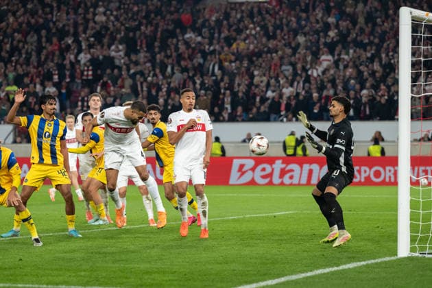 Goal for 4 1 by Josha Vagnoman VfB Stuttgart, 04 Header r Roi Mishpati Maccabi Tel Aviv, 90 GER, VfB Stuttgart vs Maccabi Tel Aviv, Football, UEFA Europa League, Men, Matchday 6, 2025 2026 season, 11 12 2025, GER, VfB Stuttgart vs Maccabi Tel Aviv, Football, UEFA Europa League, Men, Matchday 6, 2025 2026 season, 11 12 2025 Stuttgart Copyright: xEibner-Pressefoto WolfgangxFrankx EP_WFK