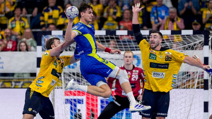 from left Steven Plucnar Jacobsen RNL, 9 , Julian Köster VfL, 7 , Jannik Kohlbacher RNL, 80 , duel, duel, tackle, tackling, dynamics, action, action, 11 12 2025, Mannheim Germany , Handball, Bundesliga, Rhein Neckar Löwen VfL Gummersbach xozx