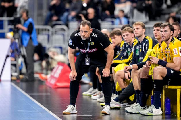 Maik Machulla coach, head coach, RNL watching the game, cropped image, full body, single image, single photo, action, action, on the sidelines, 11 12 2025, Mannheim Germany , Handball, Bundesliga, Rhein Neckar Löwen VfL Gummersbach xozx