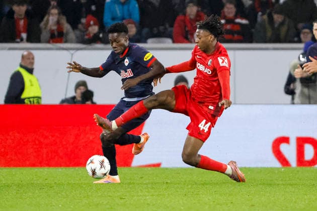 Edmund Baidoo RB Salzburg, 20 and Johan Manzambi SC Freiburg, 44 in duel , Germany, Soccer, UEFA Europa League, Matchday 6, 2025 2026, SC Freiburg vs RB Salzburg, 11 12 2025, Europa Park Stadion Freiburg , Freiburg im Breisgau, Germany Freiburg im Breisgau Europa Park Stadion Freiburg Baden Württemberg Germany Copyright: xGrantxHubbsx
