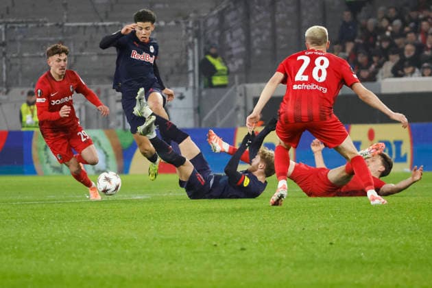 Philipp Treu SC Freiburg, 29 , Clement Bischoff RB Salzburg, 07 , Alexander Schlager RB Salzburg, 01 Maximilian Eggestein SC Freiburg, 08 and Matthias Ginter SC Freiburg, 28 fighting for the ball , Germany, Football, UEFA Europa League, Matchday 6, 2025 2026, SC Freiburg vs RB Salzburg, 11 12 2025, Europa Park Stadion Freiburg , Freiburg im Breisgau, Germany Freiburg im Breisgau Europa Park Stadion Freiburg Baden Württemberg Germany Copyright: xGrantxHubbsx