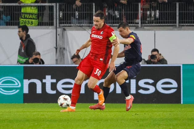 Christian Günter, Gunter SC Freiburg, 30 and Stefan Lainer RB Salzburg, 22 in duel , Germany, Soccer, UEFA Europa League, Matchday 6, 2025 2026, SC Freiburg vs RB Salzburg, 11 12 2025, Europa Park Stadion Freiburg , Freiburg im Breisgau, Germany Freiburg im Breisgau Europa Park Stadion Freiburg Baden Württemberg Germany Copyright: xGrantxHubbsx