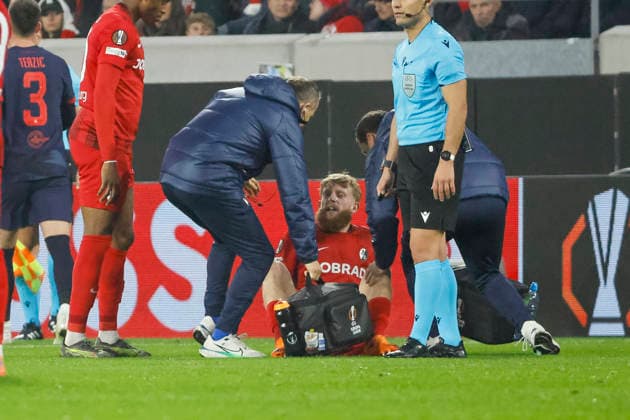 Niklas Beste SC Freiburg, 19 injured on the ground , Germany, Football, UEFA Europa League, Matchday 6, 2025 2026, SC Freiburg vs RB Salzburg, 11 12 2025, Europa Park Stadion Freiburg , Freiburg im Breisgau, Germany Freiburg im Breisgau Europa Park Stadion Freiburg Baden Württemberg Germany Copyright: xGrantxHubbsx