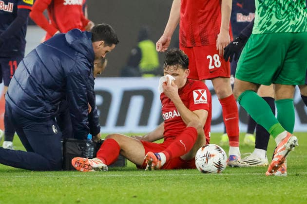 Maximilian Eggestein SC Freiburg, 08 injured on the ground , Germany, Football, UEFA Europa League, Matchday 6, 2025 2026, SC Freiburg vs RB Salzburg, 11 12 2025, Europa Park Stadion Freiburg , Freiburg im Breisgau, Germany Freiburg im Breisgau Europa Park Stadion Freiburg Baden Württemberg Germany Copyright: xGrantxHubbsx