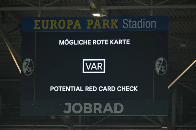 VAR Check Red Card GER, SC Freiburg FC Salzburg, Football, Europa League, Matchday 6, Season 2025 2026, 11 12 2025 GER, SC Freiburg FC Salzburg, Football, Europa League, Matchday 6, Season 2025 2026, 11 12 2025 Freiburg Copyright: xEibner-Pressefoto ThomasxHessx EP_THS