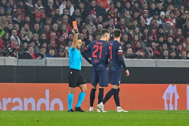 Elchin Masiyev Referee shows the money red card to Petar Ratkov FC Red Bull Salzburg, 21 GER, SC Freiburg FC Salzburg, Football, Europa League, Matchday 6, Season 2025 2026, 11 12 2025 GER, SC Freiburg FC Salzburg, Football, Europa League, Matchday 6, Season 2025 2026, 11 12 2025 Freiburg Copyright: xEibner-Pressefoto ThomasxHessx EP_THS