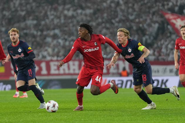 Johan Manzambi SC Freiburg, 44 in duel with Mads Bidstrup FC Red Bull Salzburg, 18 , Germany, Football, UEFA Europa League, Matchday 6, League phase, 2025 2026, SC Freiburg vs FC Salzburg, 11 12 2025, Europa Park Stadion, Freiburg, Germany Freiburg Europa Park Stadion Baden Württemberg Germany Copyright: xArnexAmbergx