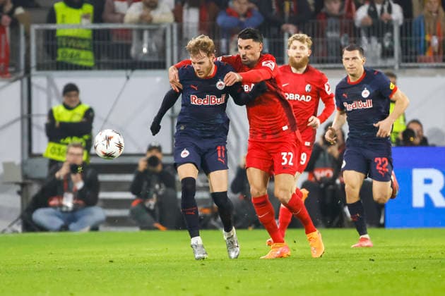 Yorbe Vertessen RB Salzburg, 11 and Vincenzo Grifo SC Freiburg, 32 fighting for the ball , Germany, Football, UEFA Europa League, Matchday 6, 2025 2026, SC Freiburg vs RB Salzburg, 11 12 2025, Europa Park Stadion Freiburg , Freiburg im Breisgau, Germany Freiburg im Breisgau Europa Park Stadion Freiburg Baden Württemberg Germany Copyright: xGrantxHubbsx
