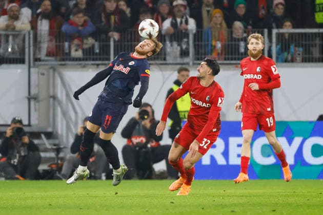 Yorbe Vertessen RB Salzburg, 11 and Vincenzo Grifo SC Freiburg, 32 fighting for the ball , Germany, Football, UEFA Europa League, Matchday 6, 2025 2026, SC Freiburg vs RB Salzburg, 11 12 2025, Europa Park Stadion Freiburg , Freiburg im Breisgau, Germany Freiburg im Breisgau Europa Park Stadion Freiburg Baden Württemberg Germany Copyright: xGrantxHubbsx