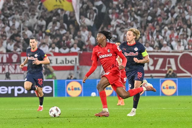 Johan Manzambi SC Freiburg, 44 on the ball and in a running duel with Mads Bidstrup FC Red Bull Salzburg, 18 GER, SC Freiburg FC Salzburg, Football, Europa League, Matchday 6, Season 2025 2026, 11 12 2025 GER, SC Freiburg FC Salzburg, Football, Europa League, Matchday 6, Season 2025 2026, 11 12 2025 Freiburg Copyright: xEibner-Pressefoto ThomasxHessx EP_THS