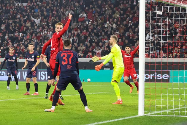Goal celebration SC Freiburg at 1 0 by Niklas Beste SC Freiburg, 19 , Germany, Soccer, UEFA Europa League, Matchday 6, 2025 2026, SC Freiburg vs RB Salzburg, 11 12 2025, Europa Park Stadion Freiburg , Freiburg im Breisgau, Germany Freiburg im Breisgau Europa Park Stadion Freiburg Baden Württemberg Germany Copyright: xGrantxHubbsx