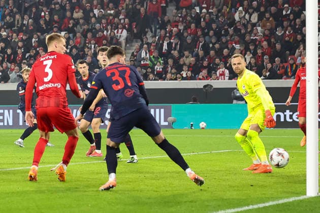 1 0 Goal for SC Freiburg by Niklas Beste SC Freiburg, 19 , Germany, Soccer, UEFA Europa League, Matchday 6, 2025 2026, SC Freiburg vs RB Salzburg, 11 12 2025, Europa Park Stadion Freiburg , Freiburg im Breisgau, Germany Freiburg im Breisgau Europa Park Stadion Freiburg Baden Württemberg Germany Copyright: xGrantxHubbsx