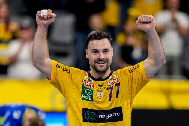 Dani Baijens RNL, 77 , Rhein Neckar Löwen player, cheering after the final whistle, joy about the victory, winner, winner, cheers, cheering, cheerful, positive, happy, rejoicing, optimistic, highlight, single picture, single photo, action, action, 11 12 2025, Mannheim Germany , Handball, Bundesliga, Rhein Neckar Löwen VfL Gummersbach xozx