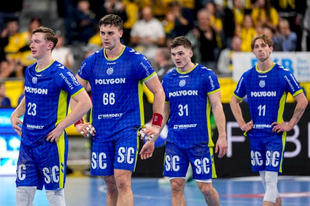 from left Ole Pregler VfL, 23 , Stepan Zeman VfL, 66 , Kay Smits VfL, 31 , Mathis Häseler VfL, 11 , players of VfL Gummersbach, disappointed about the defeat, disappointment after the final whistle, highlight, loser, lost, frustration, disappointed, pessimistic, 11 12 2025, Mannheim Germany , Handball, Bundesliga, Rhein Neckar Löwen VfL Gummersbach xozx