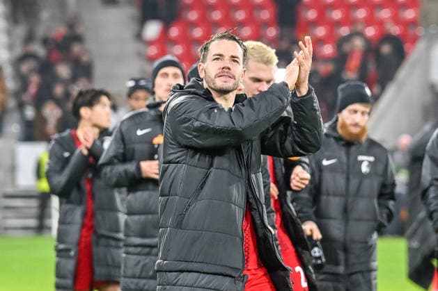 Christian Guenter SC Freiburg, 30 thanks the fans for their support GER, SC Freiburg FC Salzburg, Football, Europa League, Matchday 6, Season 2025 2026, 11 12 2025 GER, SC Freiburg FC Salzburg, Football, Europa League, Matchday 6, Season 2025 2026, 11 12 2025 Freiburg Copyright: xEibner-Pressefoto ThomasxHessx EP_THS