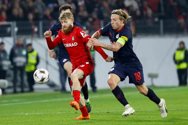 Niklas Beste SC Freiburg, 19 and Mads Bidstrup RB Salzburg, 18 in running duel , Germany, Soccer, UEFA Europa League, Matchday 6, 2025 2026, SC Freiburg vs RB Salzburg, 11 12 2025, Europa Park Stadion Freiburg , Freiburg im Breisgau, Germany Freiburg im Breisgau Europa Park Stadion Freiburg Baden Württemberg Germany Copyright: xGrantxHubbsx