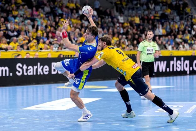 v li Julian Köster VfL, 7 , Steven Plucnar Jacobsen RNL, 9 , duel, duel, tackle, tackling, dynamics, action, action, 11 12 2025, Mannheim Germany , Handball, Bundesliga, Rhein Neckar Löwen VfL Gummersbach xozx