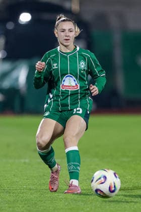 Michelle Weiß SV Werder Bremen, 15 on the ball, cropped, single image, full body, action, action, match scene, THE DFB GUIDELINES PROHIBIT ANY USE OF PHOTOGRAPHS AS IMAGE SEQUENCES AND OR QUASI VIDEO DFB REGULATIONS PROHIBIT ANY USE OF PHOTOGRAPHS AS IMAGE SEQUENCES AND OR QUASI VIDEO , 12 12 2025, Bremen Germany , Soccer, Google Pixel Womens Bundesliga, SV Werder Bremen Bayer 04 Leverkusen xobx