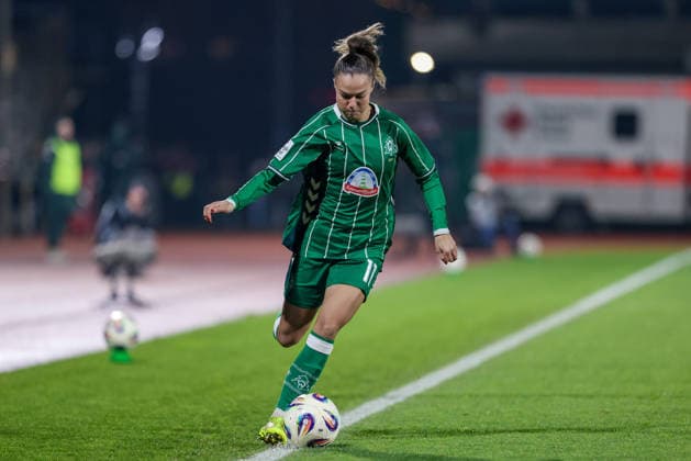 Maja Sternad SV Werder Bremen, 11 on the ball, cropped image, single image, full body, action, action scene, THE DFB GUIDELINES PROHIBIT ANY USE OF PHOTOGRAPHS AS IMAGE SEQUENCES AND OR QUASI VIDEO DFB REGULATIONS PROHIBIT ANY USE OF PHOTOGRAPHS AS IMAGE SEQUENCES AND OR QUASI VIDEO , 12 12 2025, Bremen Germany , Soccer, Google Pixel Womens Bundesliga, SV Werder Bremen Bayer 04 Leverkusen xobx