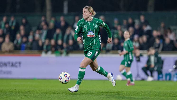 Lina Hausicke SV Werder Bremen, 18 on the ball, single image, full body, action, action, match scene, THE DFB GUIDELINES PROHIBIT ANY USE OF PHOTOGRAPHS AS IMAGE SEQUENCES AND OR QUASI VIDEO DFB REGULATIONS PROHIBIT ANY USE OF PHOTOGRAPHS AS IMAGE SEQUENCES AND OR QUASI VIDEO , 12 12 2025, Bremen Germany , Soccer, Google Pixel Womens Bundesliga, SV Werder Bremen Bayer 04 Leverkusen xobx