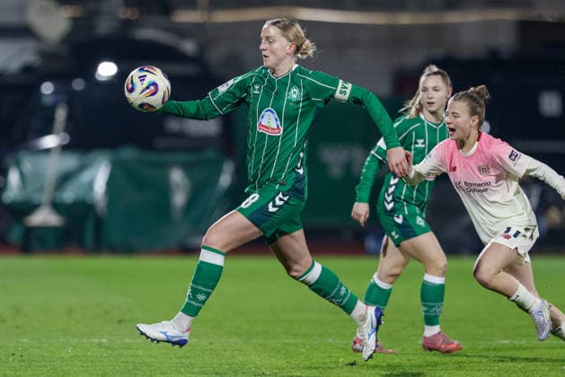 from left Lina Hausicke SV Werder Bremen, 18 and Kristin Kögel Bayer 04 Leverkusen, 11 in a duel, dynamic, action, action, game scene, THE DFB REGULATIONS PROHIBIT ANY USE OF PHOTOGRAPHS AS IMAGE SEQUENCES AND OR QUASI VIDEO , 12 12 2025, Bremen Germany , Football, Google Pixel Womens Bundesliga, SV Werder Bremen Bayer 04 Leverkusen xobx
