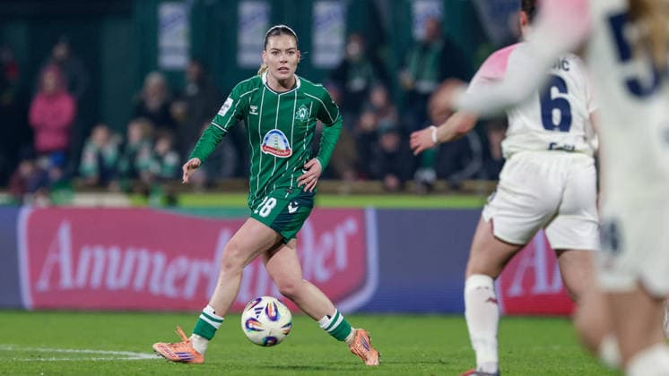 Juliane Wirtz SV Werder Bremen, 28 on the ball, single image, full body, action, action, match scene, THE DFB GUIDELINES PROHIBIT ANY USE OF PHOTOGRAPHS AS IMAGE SEQUENCES AND OR QUASI VIDEO DFB REGULATIONS PROHIBIT ANY USE OF PHOTOGRAPHS AS IMAGE SEQUENCES AND OR QUASI VIDEO , 12 12 2025, Bremen Germany , Soccer, Google Pixel Womens Bundesliga, SV Werder Bremen Bayer 04 Leverkusen xobx